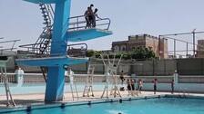 Los yemeníes acuden a las piscinas para aliviarse de la ola de calor